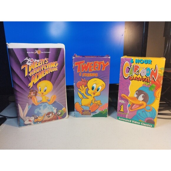 Looney Tunes Lot of 3 VHS. Tweety Bird, Daffy Duck - Picture 1 of 7